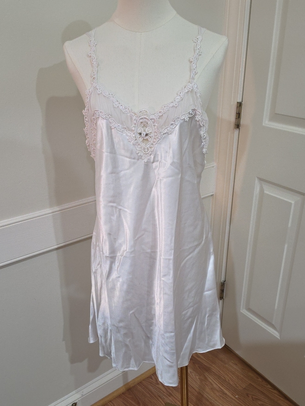 Vintage Dentelle White Liquid Satin & Venice Lace Pearl Chemise Nightie - Size L